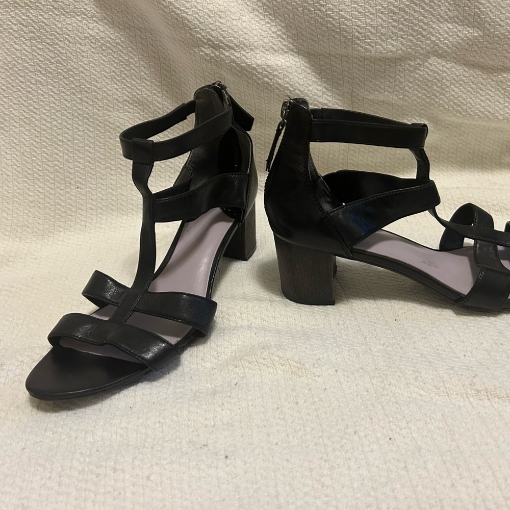 Cute chunky sandal with very little use but very cute and comfy.